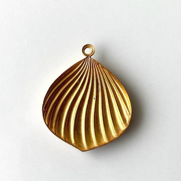 ⚡️Host Pick⚡️Gold Plated Seashell Pendant - Picture 5 of 6